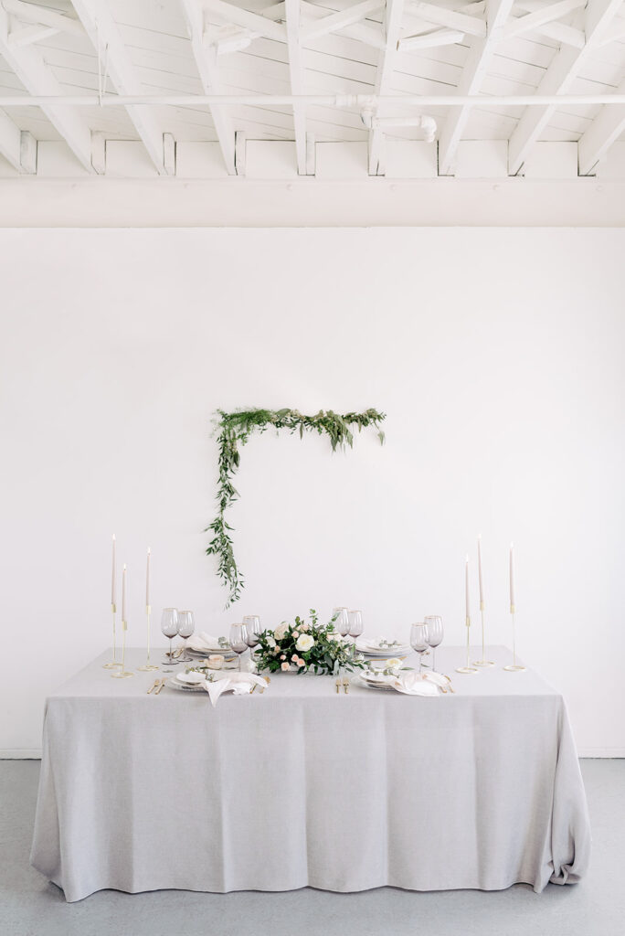 Crisp & clean: minimalist décor inspiration - Today's Bride - Crisp Minimalist Wall Decor For Clean Photography Spaces