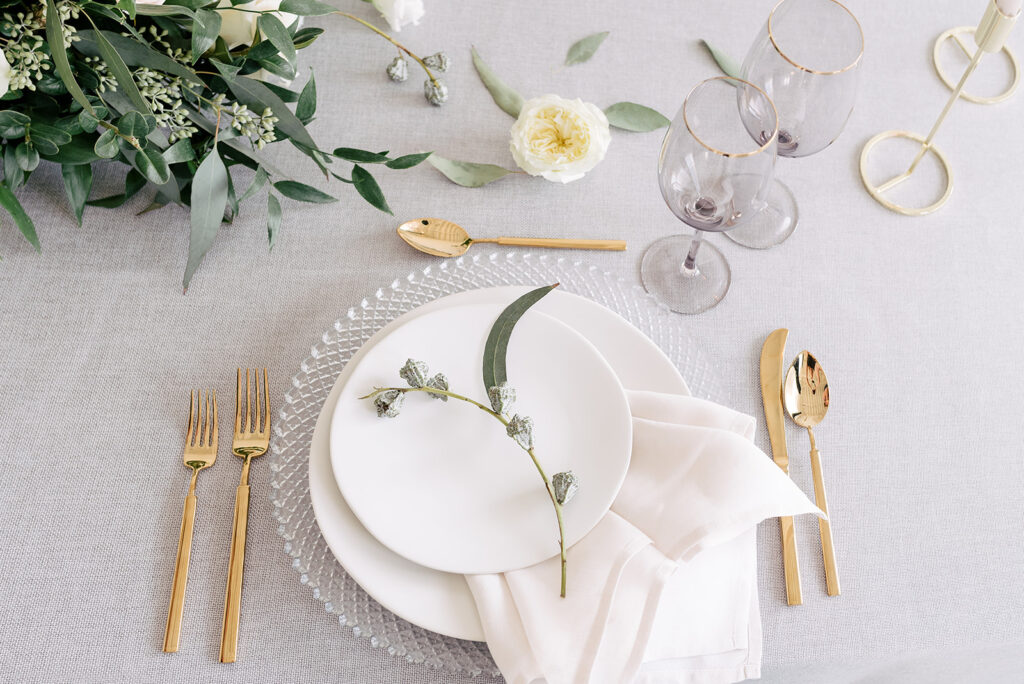 Crisp & clean: minimalist décor inspiration - Today's Bride - Crisp Minimalist Wall Decor For Clean Photography Spaces