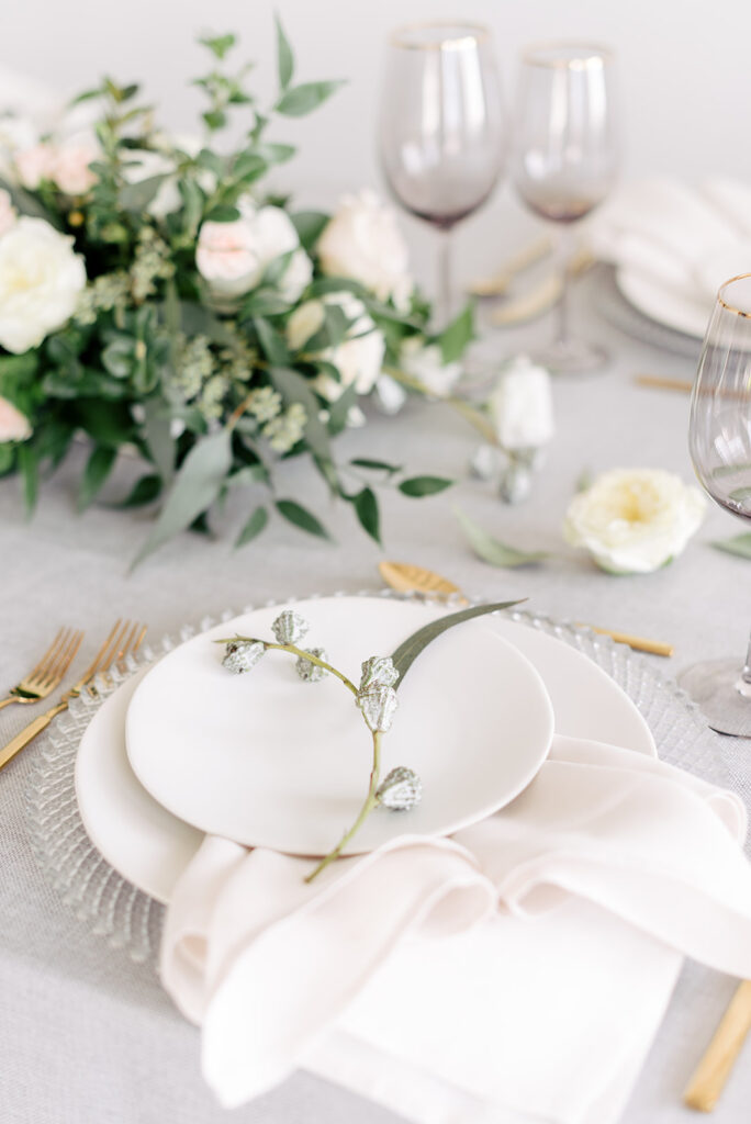 Picture of Crisp & clean: minimalist décor inspiration - Today's Bride