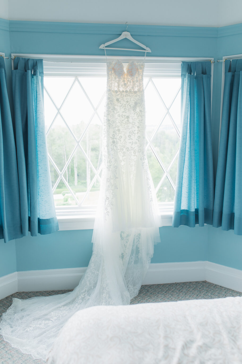 True blue a pretty outdoor wedding in Ontario Today's Bride