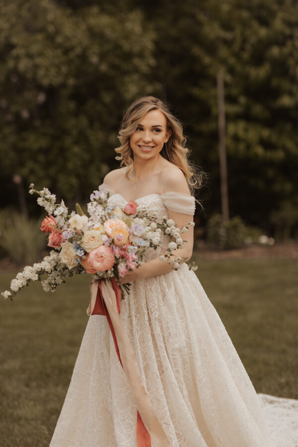 Wedding inspo bride with bouquet