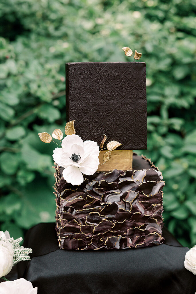 A tastefully designed cake featuring an enchanting display of blooming flowers.