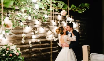 edison bulbs wedding backdrop for reception table