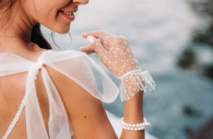 picture of bride wearing short hand gloves with polka dot details