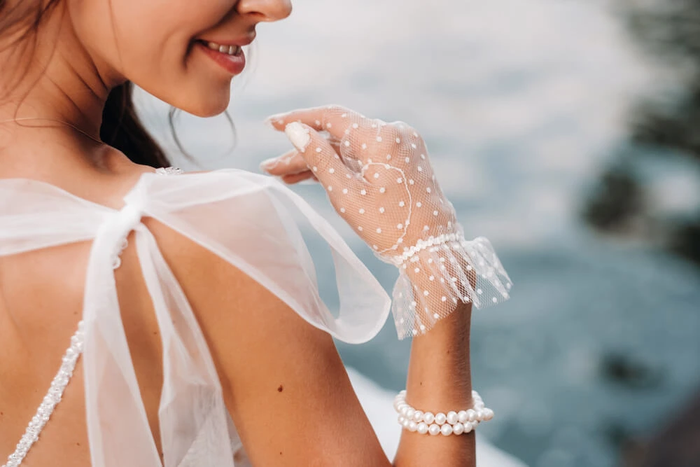 picture of bride wearing short hand gloves with polka dot details