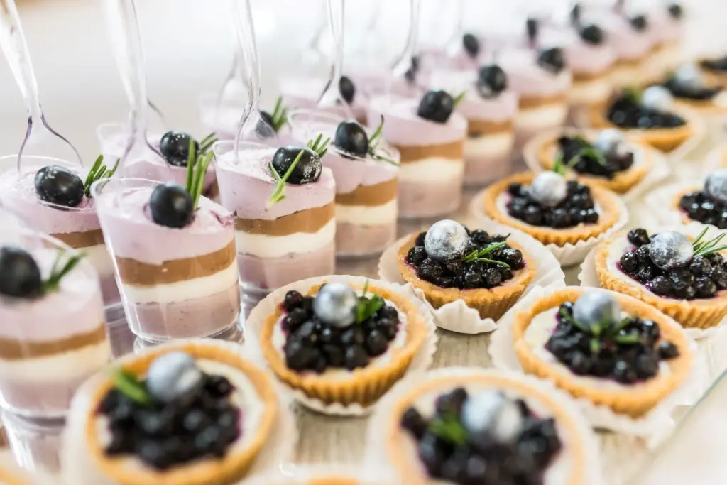 mini pie wedding cakes alternatives fruit tarts
