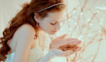 aromatherapy wedding bride smelling cinnamon