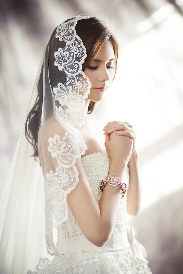 The trendy mantilla veil