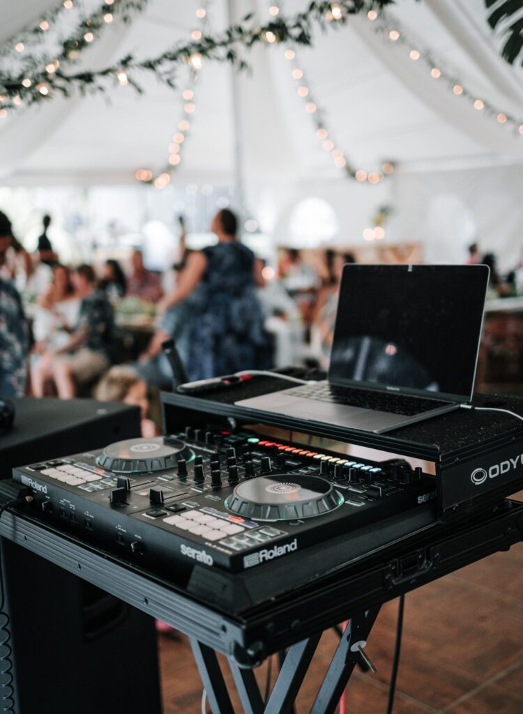 how to choose wedding DJ