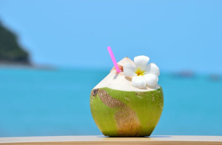 sustainable weddings in Punta Cana with coconut cocktails