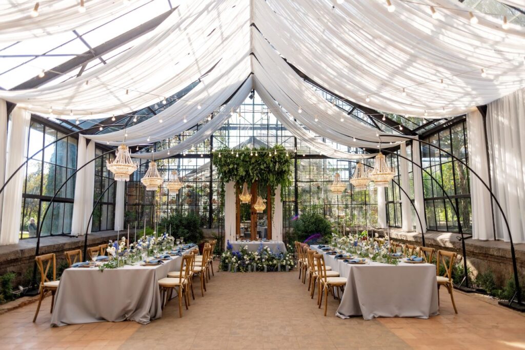 beautiful greenhouse wedding with suspended greenery fall wedding flower trends