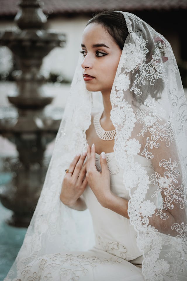 beatiful brunette bridal wearing mantial veil