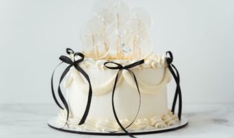 black and ivory lambeth wedding cake