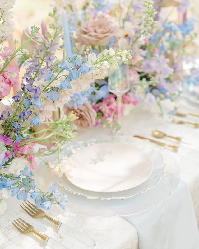 summer wedding colour trends pastel wedding flowers on table