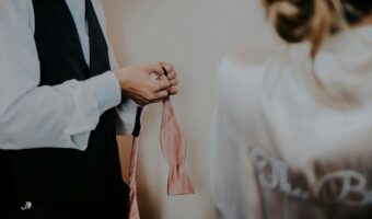 styling tips for grooms tieing bow tie