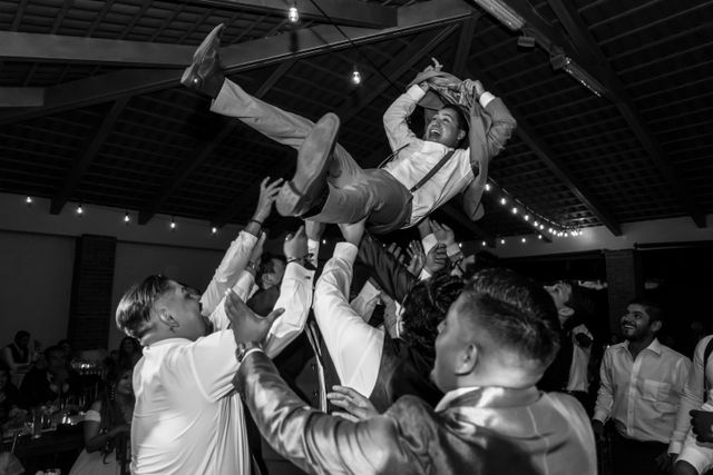 groom lift funny wedding photos